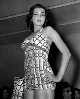 "Mujer modela traje" de baño "estampado a cuadros en desfile de moda, vista parcial"