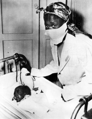 Enfermera atiende un bebé en un cunero