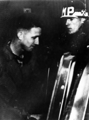 Comunistas junto a militar