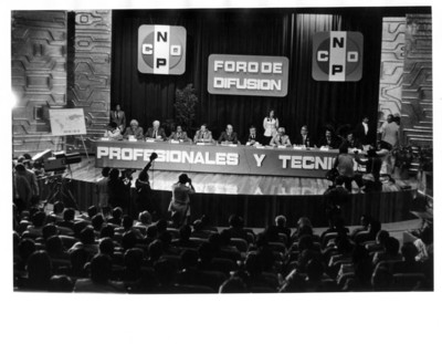 Miembros de la CNOP y Santiago Roel son fotografiados durante reunión del Foro de Difusión