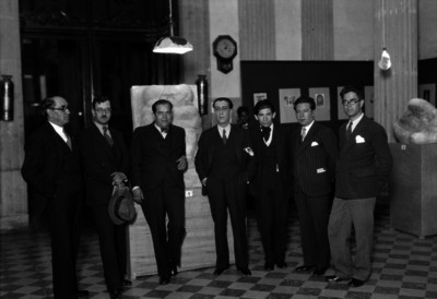Rómulo Rozo, Juan Ogorme y otros, durante una exposición artística en una galeria