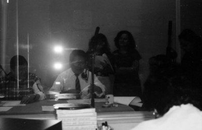 Empleados de la Dirección de Medios de Comunicación en una cabina de audio