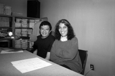 Personal de la Dirección de Medios de Comunicación en el interior de una cabina