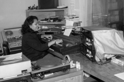 Mujer trabaja en una cabina de control