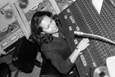 Mujer en una cabina de controles