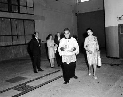 Sacerdote bendice taller de servicio automotriz