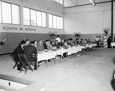 Ejecutivos en mesa principal durante banquete por la inauguración de una agencia automotríz