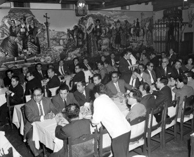 Hombres platican durante banquete en un restaurante
