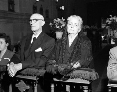 Novios hincados durante su boda religiosa, retrato
