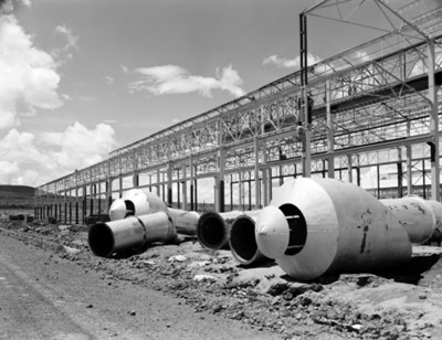 Estructuras de hierro y acero durante la construcción de una fábrica
