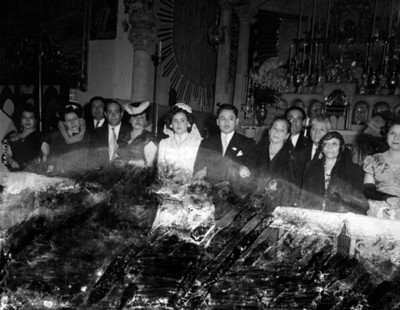 Novios y familiares en el altar de una iglesia durante su boda religiosa, retrato de grupo