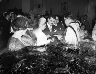 Novio le coloca anilo a novia durante boda religiosa