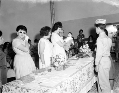 Eva Sámano de López Mateos observa muñeco durante festival en el Instituto de Protección a la Infancia