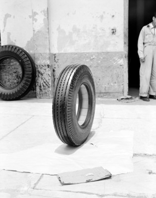 Neumático parado en un taller