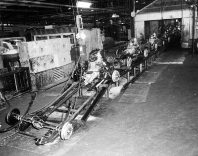 Chasis y motor de un automovil en instalación industrial