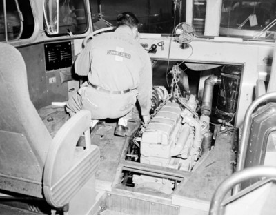 Mecánico trabaja en interior de autotransporte