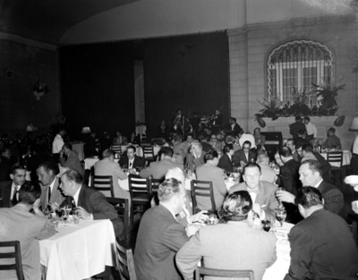 Hombres durante banquete en un salón