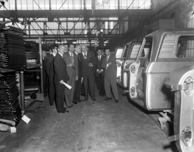 Hombres en planta automotríz, interior