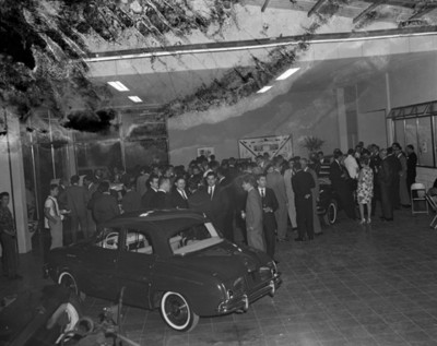Gente durante exhibición automotríz en una agencia "Dina-Renault"
