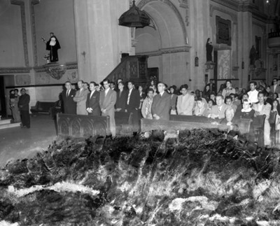 Gente durante ceremonia religiosa en el interior de una iglesia