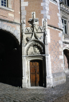 Muro y entrada lateral de un castillo, detalle