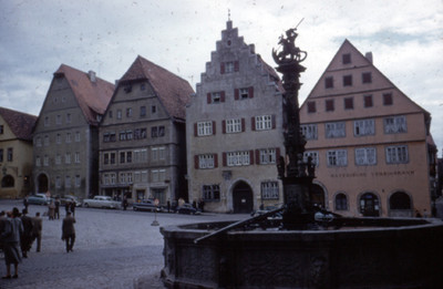 Vista de fuente en plaza de Rothenburg