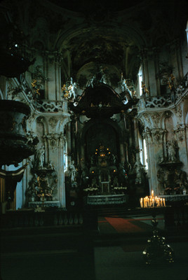 Altar mayor en el interior de una iglesia,