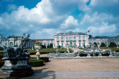 Jardines y fachada interior del Palacio Real de