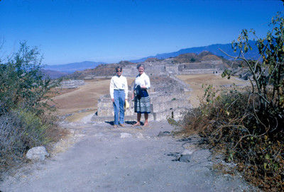 Pareja con la zona arquelogica de Monte Alban al fondo