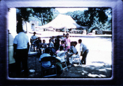 Grupo de niños recibe obsequios durante premiación