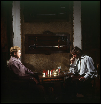 Hugo Stiglitz juega ajedrez con Mario Castillón durante escena de la película El Señor de Osanto