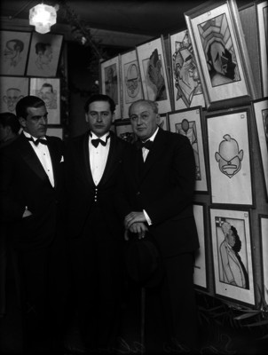 Alonso Sordo Noriega, Locutor acompañado de dos hombres en una exposición de caricaturas