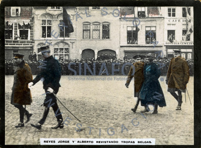 Reyes Jorge y Alberto revistando (sic) tropas belgas