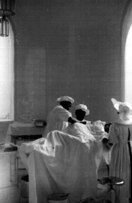 Aureliano Urrutia realiza operación en un hospital