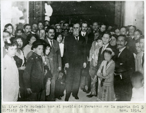 Venustiano Carranza rodeado por veracruzanos