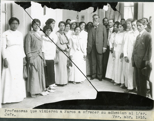 Venustiano Carranza con profesoras que ofrecieron su adhesión