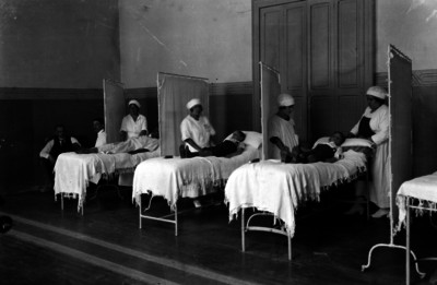 Mujeres atienden a niños en una casa de cuna