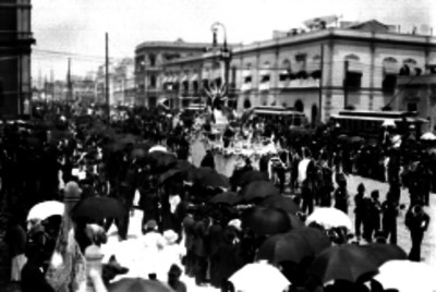 Carros alegórico a su paso por una avenida de la ciudad de México