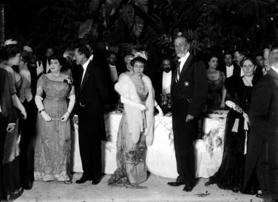 Francisco I. Madero acompañado por diplomáticos, al recibir las felicitaciones por su onomástico