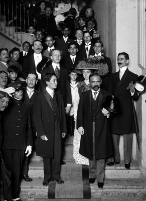 Francisco I. Madero al salir de la fiesta organizada por la liga antialcoholica en el teatro Arbeu