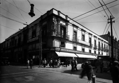 Gente camina frente al edificio "Porrúa Hermanos", esquina Argentina y Justo Sierra