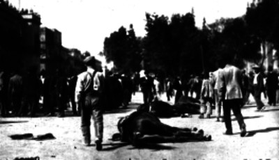 Hombres caminan cerca de un caballo muerto tras los combates frente a Palacio Nacional