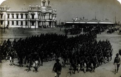 Soldados norteamericanos desembarcan frente al edificio de Faros