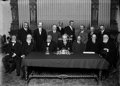 José López Portillo y Rojas junto con otros funcionarios presidiendo una reunión