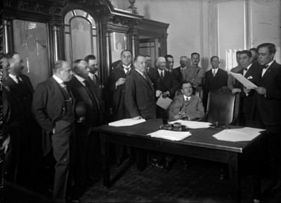 Plutarco Elías Calles escucha a Gómez Morín que lee el acto de Inauguración del Banco de Crédito Agrícola