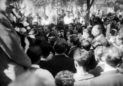 Lázaro Cárdenas en un sepelio acompañado de funcionarios y otras personas