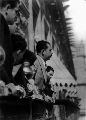 Lázaro Cárdenas observando un evento, desde un balcón de Palacio Nacional