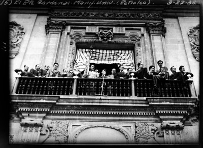 Lázaro Cárdenas en el palco presidencial de Palacio Nacional