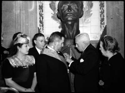 Manuel Ávila Camacho recibiendo una condecoración
