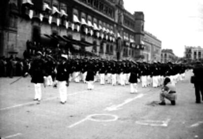 Cadetes de la Escuela Naval desfilando frente a Palacio Nacional